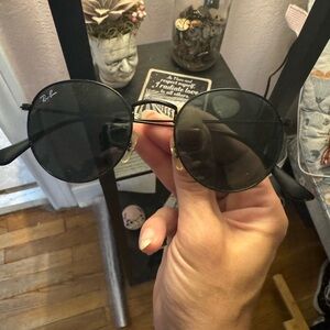 Black round frame ray bans